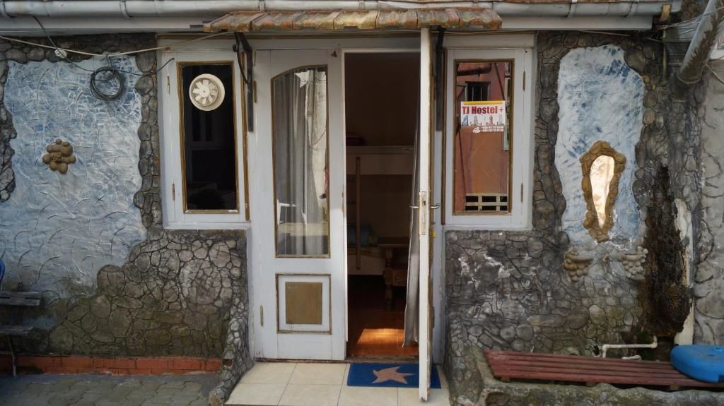 Хостелы TJ+ Hostel Батуми-37