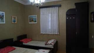 Хостелы TJ+ Hostel Батуми Стандартный двухместный номер с 2 отдельными кроватями-12